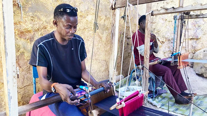 Nghệ nhân dệt thủ công ở Senegal. Ảnh: LE MONDE