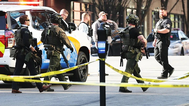 Cảnh sát bao vây hiện trường vụ xả súng tại Louisville. Ảnh: GLOBAL NEWS