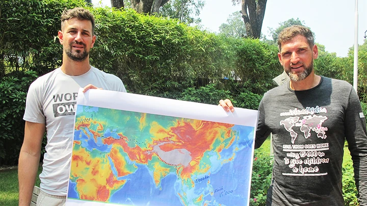 Thomas Kellenberger (phải) và bạn đồng hành cùng bản đồ hành trình đi bộ từ Thụy Sĩ đến Philippines.