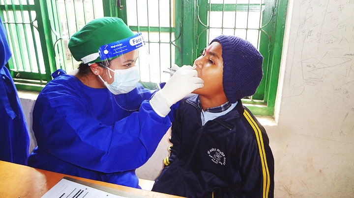 Trẻ em Nepal sẽ được tư vấn miễn phí về răng miệng. Ảnh: NEPALI TIMES