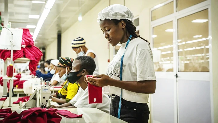 Akouewanou tại nhà máy dệt gần Cotonou. Ảnh: THE GUARDIAN