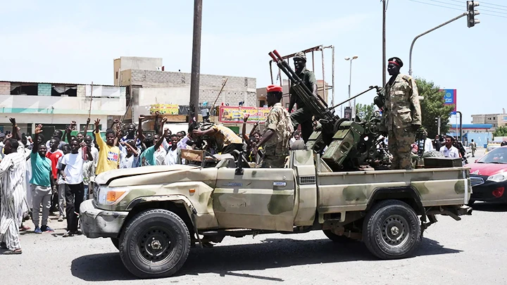 Quân đội Chính phủ Sudan trên đường phố Thủ đô Khartoum. Ảnh: AFP