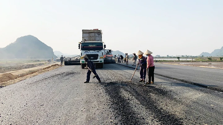 Trong quý I/2023, tỷ lệ giải ngân vốn đầu tư công ngành giao thông vận tải đạt 15,37%.