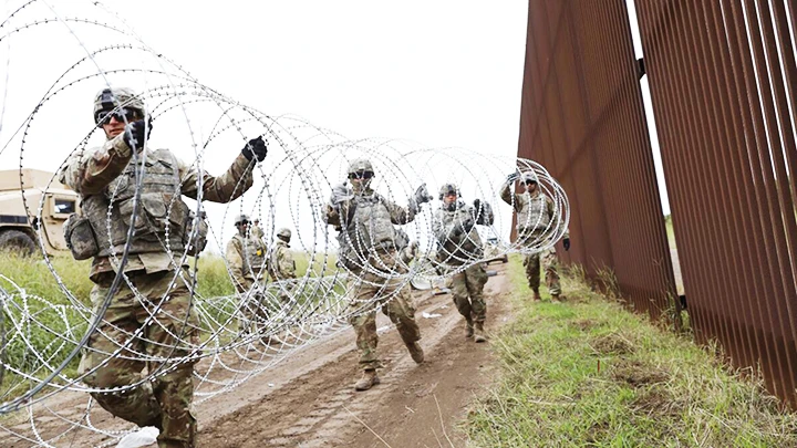 Quân đội Mỹ dựng hàng rào ngăn người di cư tại biên giới với Mexico. Ảnh: CNN