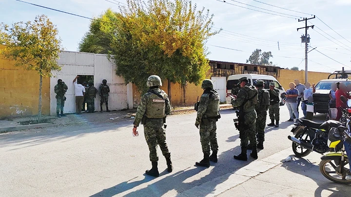 Cảnh sát Mexico bao vây ngôi nhà nơi những người di cư bị bắt cóc. Ảnh: REUTERS