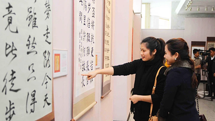 Triển lãm thư pháp Hàn Quốc thể hiện thơ “Nhật ký trong tù” của Chủ tịch Hồ Chí Minh. Ảnh: MINH ĐỨC
