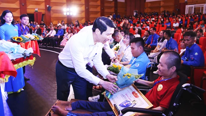 Anh Long nhận bằng khen trong chương trình Tỏa sáng Nghị lực Việt 2022.