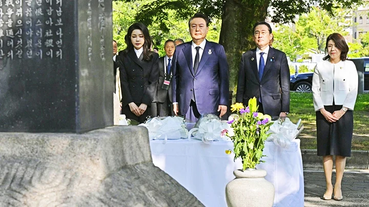 Hai nhà lãnh đạo Nhật Bản (phải) và Hàn Quốc thăm Công viên Tưởng niệm hòa bình Hiroshima. Ảnh: KYODO NEWS