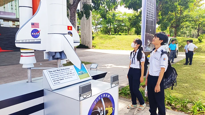 Học sinh hào hứng tham gia trải nghiệm Tuần lễ không gian Việt Nam.