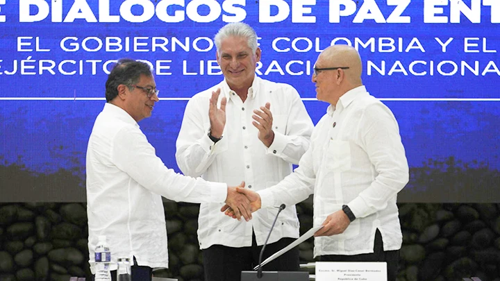 Chủ tịch Cuba (giữa) chứng kiến lễ ký thỏa thuận ngừng bắn giữa Chính phủ Colombia (trái) và ELN. Ảnh: REUTERS