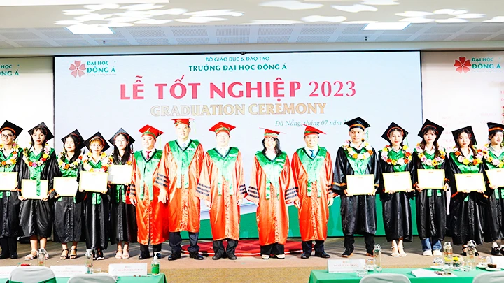 Vinh danh và trao bằng tốt nghiệp ở 23 ngành đào tạo bậc đại học