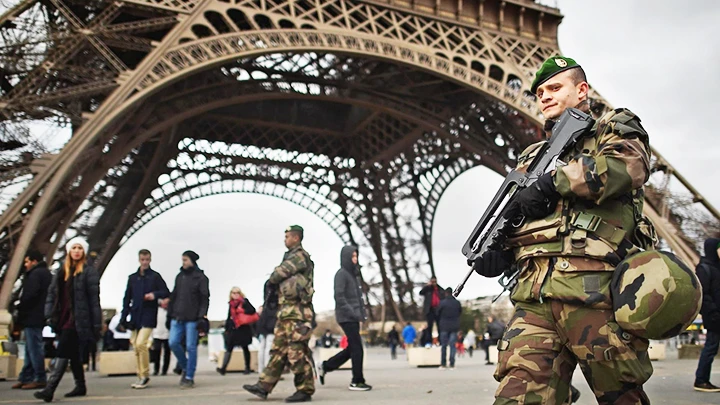 Pháp tăng cường cảnh sát tại những khu vực đông người nhằm đề phòng khủng bố. Ảnh: VOCAL EUROPE