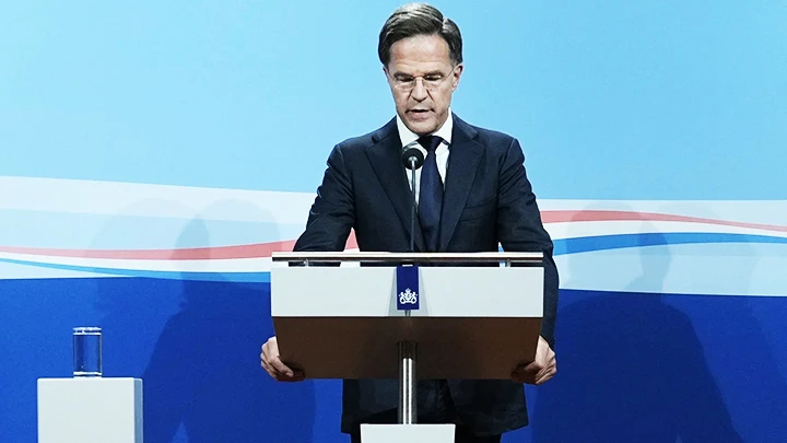 Thủ tướng Mark Rutte trả lời báo giới sau khi chính phủ liên minh của ông sụp đổ. Ảnh: REUTERS