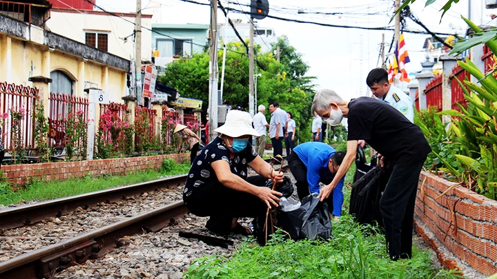 Người dân phường 11, quận Phú Nhuận, TP Hồ Chí Minh chăm sóc cây cảnh trồng dọc tuyến đường sắt. 