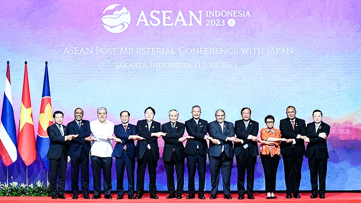 Các nhà lãnh đạo tham dự Hội nghị Bộ trưởng Ngoại giao ASEAN-Nhật Bản. Ảnh: REUTERS