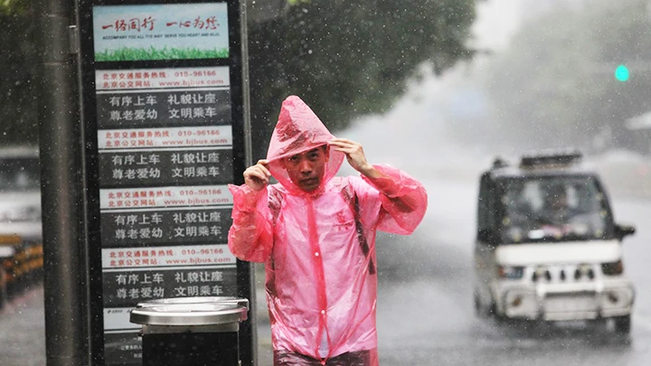 Thủ đô Bắc Kinh của Trung Quốc hứng chịu đợt mưa lớn nhất trong 140 năm qua. Ảnh: CNN