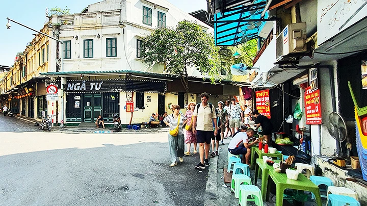 Hàng quán chiếm hết vỉa hè tại phố Tạ Hiện.