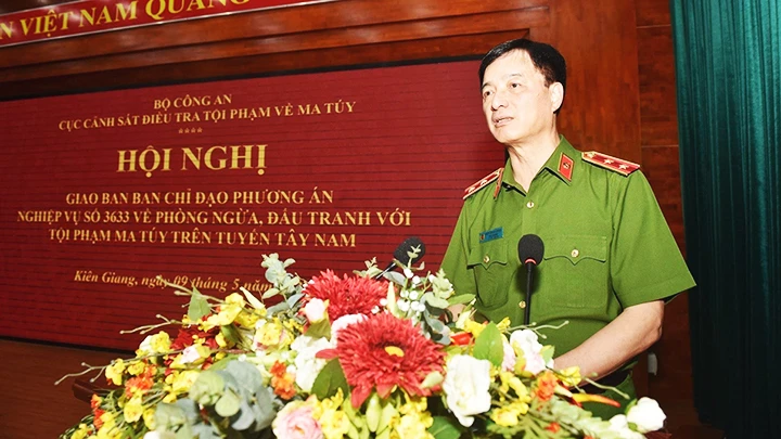Thứ trưởng Bộ Công an, Trung tướng Nguyễn Duy Ngọc phát biểu chỉ đạo tại giao ban chỉ đạo phương án nghiệp vụ về phòng ngừa đấu tranh với tội phạm ma túy trên tuyến biên giới Tây Nam, tháng 5/2023. Ảnh: HUY HÀ