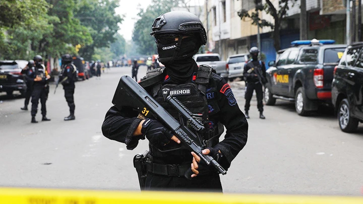Lực lượng Densus 88 phong tỏa nhà riêng của nghi phạm ở ngoại ô Jakarta. Ảnh: REUTERS