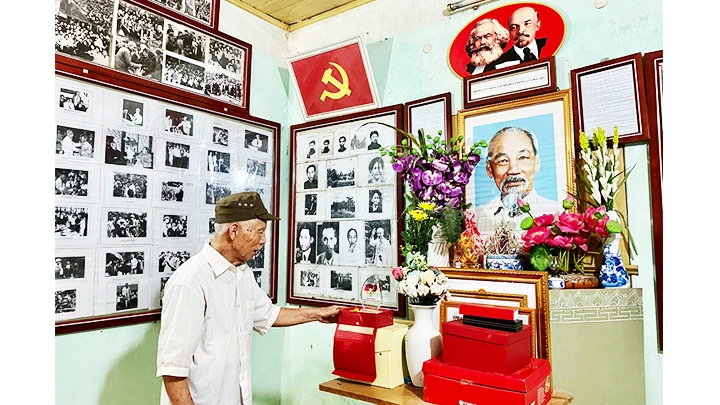 Ông Trần Văn Cao đã dày công sưu tầm ảnh Bác Hồ và mở Phòng lưu niệm Bác ngay tại nhà.