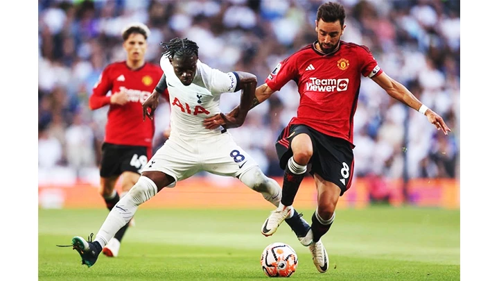 Man United (áo đỏ) thua Tottenham trong một trận đấu họ mất hoàn toàn tuyến giữa.