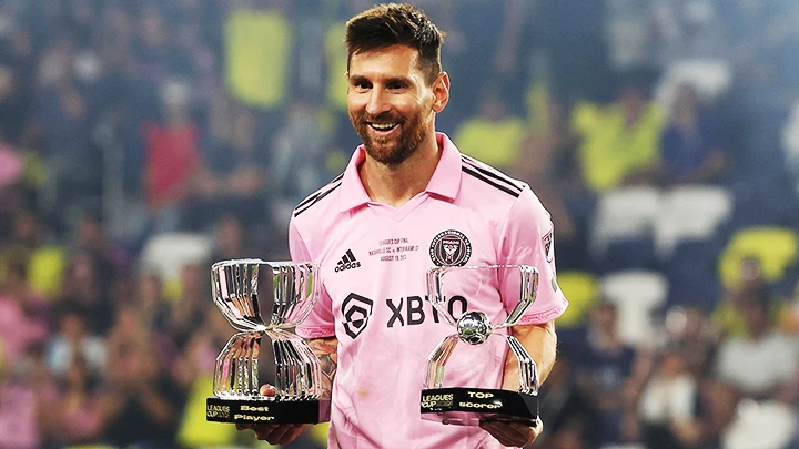 Messi trở thành “Ông vua danh hiệu”
