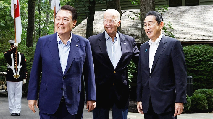 Các nhà lãnh đạo Hàn Quốc, Mỹ và Nhật Bản (trái sang) gặp gỡ tại Trại David. Ảnh: REUTERS