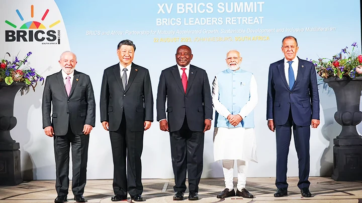 Các nhà lãnh đạo BRICS tại hội nghị cấp cao ở Johannesburg. Ảnh: REUTERS