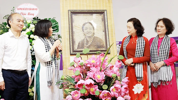 Khách mời chia sẻ tại buổi lễ nhận tranh bà Nguyễn Thị Định bằng lá sen.