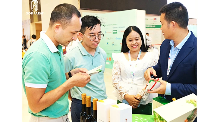 Giới thiệu các sản phẩm mật hoa dừa của Solfarm cho các đối tác và khách hàng.