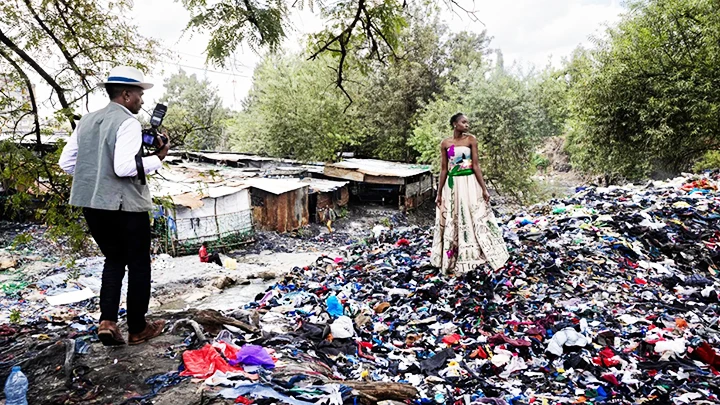 Một buổi chụp hình trên bãi rác gần chợ Gikomba. Ảnh: AL JAZEERA