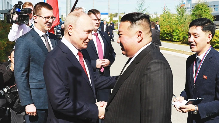 Tổng thống Nga Putin (trái) gặp gỡ nhà lãnh đạo Triều Tiên Kim Jong-un tại Sân bay vũ trụ Vostochny. Ảnh: AFP