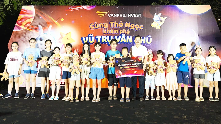 Ông Nguyễn Huy Hoàng - Chủ tịch Công đoàn Văn Phú - Invest trao quà khuyến học cho con em cán bộ, nhân viên.