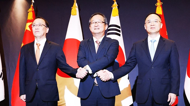 Đại diện ngoại giao cấp cao Nhật Bản, Hàn Quốc và Trung Quốc (trái sang) trong cuộc gặp ở Seoul, Hàn Quốc ngày 26/9. Ảnh: REUTERS