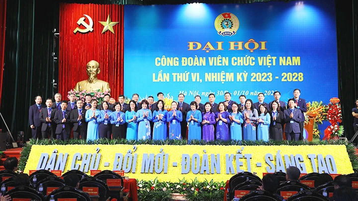 Ban Chấp hành khóa mới ra mắt cùng với lãnh đạo Tổng Liên đoàn Lao động Việt Nam. - Ảnh: BTC ĐẠI HỘI CUNG CẤP