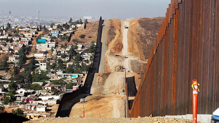 Bức tường biên giới Mỹ-Mexico sẽ được kéo dài thêm 32 km. Ảnh: AP