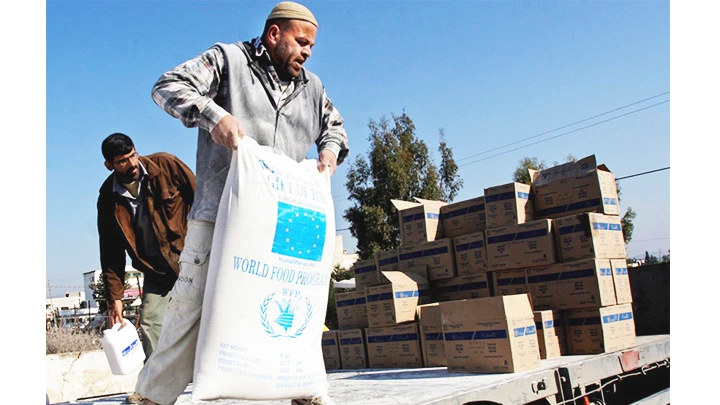 WFP cung cấp lương thực cứu trợ cho người dân tại dải Gaza. Ảnh: AP