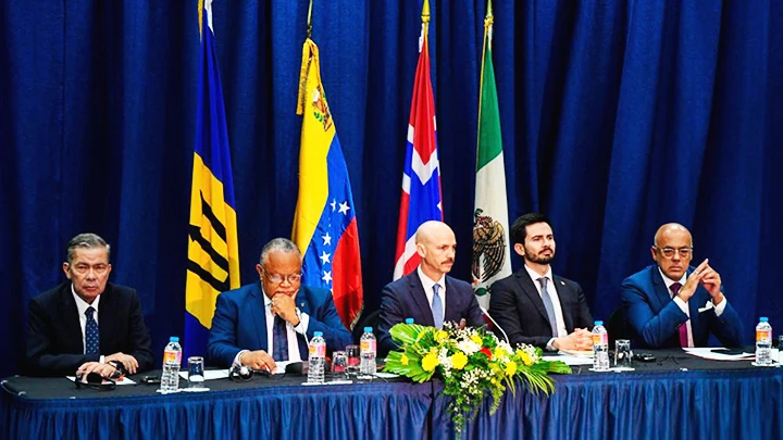 Đại diện Chính phủ Venezuela và phe đối lập đã ký kết thỏa thuận tại Barbados. Ảnh: THE SUN DAILY