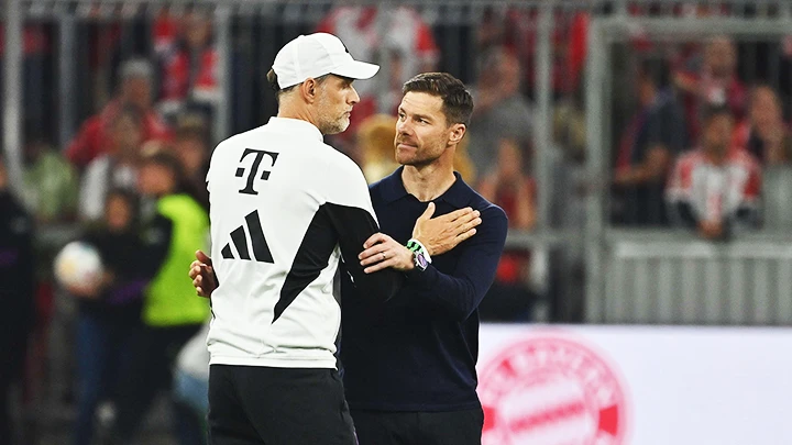 HLV Xabi Alonso (bên phải) đang có những dấu ấn đậm nét tại Bayer Leverkusen, 