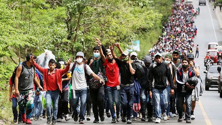 Đoàn người di cư không ngừng đổ về biên giới Mỹ-Mexico. Ảnh: CNN