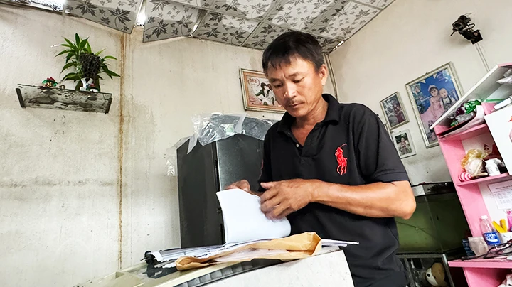 Anh Bùi Xuân Bình, trú tổ 36 trong căn nhà tạm bợ của mình.