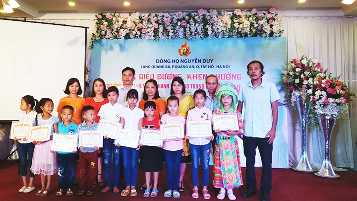 Ban khuyến học dòng họ Nguyễn Duy phát thưởng cho các cháu có thành tích tốt trong học tập.