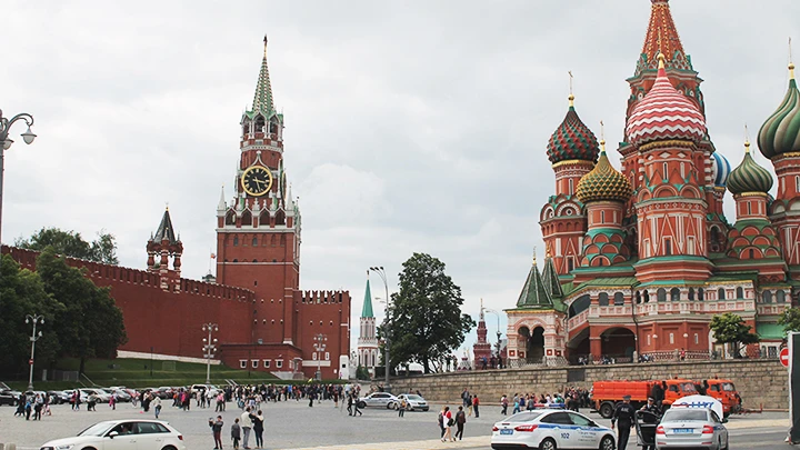 Nhà thờ chính tòa Thánh Vasily giữa Quảng trường Đỏ - bên cạnh là tháp Điện Kremlin.