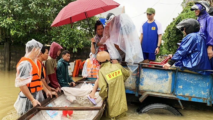 Lực lượng chức năng ở Huế nhanh chóng đến ứng cứu người dân sau khi nhận được tin báo.