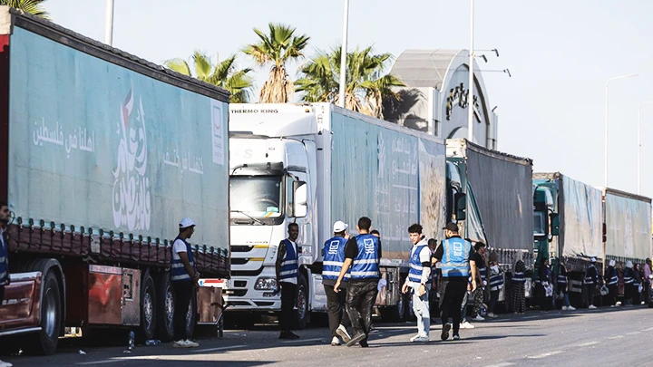 Khoảng 800 chuyến xe cứu trợ từ Ai Cập tới dải Gaza trong 4 ngày ngừng bắn đầu tiên. Ảnh: CNN
