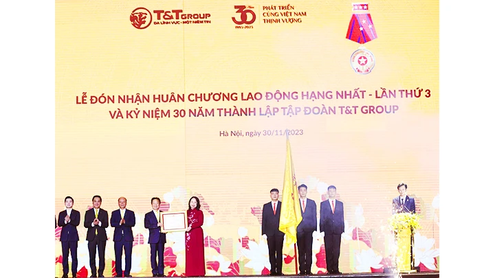 Bà Võ Thị Ánh Xuân, Ủy viên Ban Chấp hành Trung ương Đảng, Phó Chủ tịch nước CHXHCN Việt Nam thay mặt lãnh đạo Đảng, Nhà nước trao tặng Huân chương Lao động hạng nhất cho Tập đoàn T&T Group.