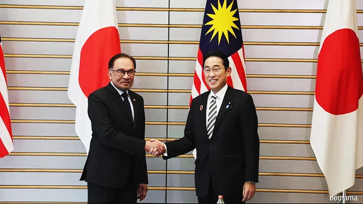 Hai nhà lãnh đạo Malaysia (trái) và Nhật Bản gặp gỡ tại Tokyo. Ảnh: REUTERS