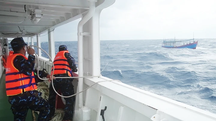 Hỗ trợ tàu cá Quảng Ngãi gặp nạn trên biển