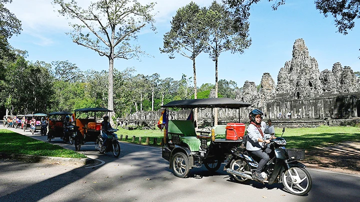 Số lượng nữ lái xe tuk-tuk ngày càng nhiều tại Campuchia. Ảnh: AFP
