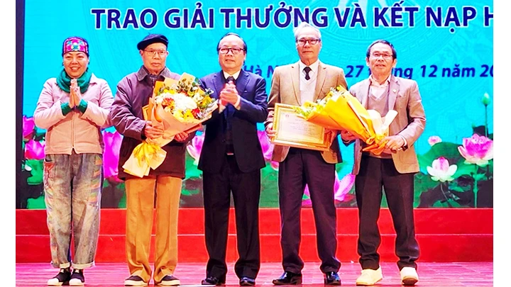 Nhà văn Ma Văn Kháng (thứ hai từ trái sang) và nhà văn Vũ Bình Lục (thứ hai từ phải sang) nhận giải thưởng Ảnh báo Hà Nội mới.